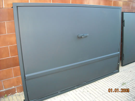 puerta tapa parrillas